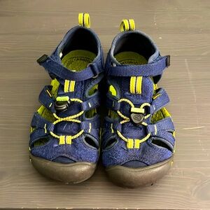 KEEN Boy Waterproof shoes size 13